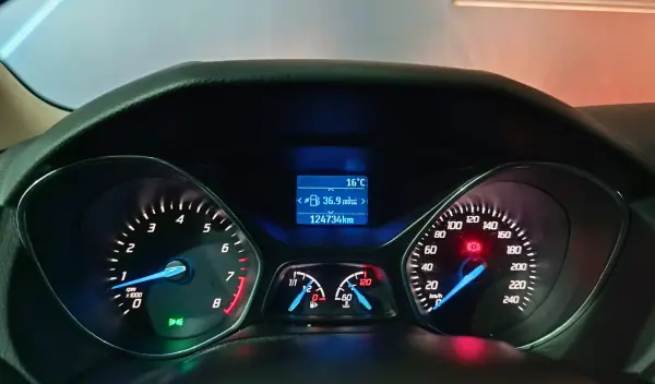 Ford Focus 2014 - 8750 EUR, 124734 km - AUTO.MOTO.pt - 124734km - foto 22 de 24