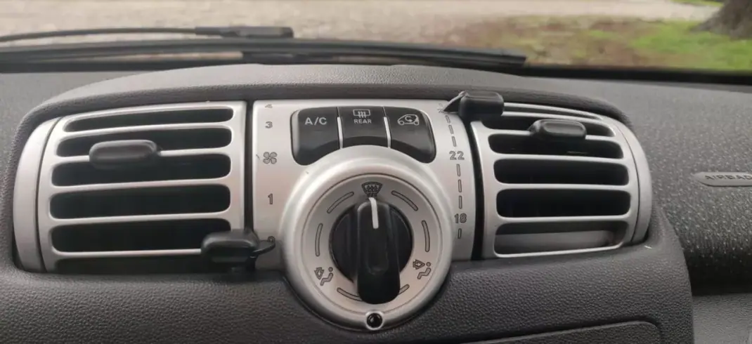 Smart Fortwo Cabrio 2010 - 6990 EUR, 155500 km - AUTO.MOTO.pt - 155500km - foto 32 de 37