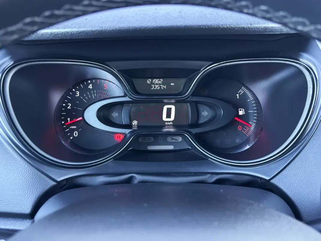 Renault Captur 2018 - 13950 EUR, 119000 km - AUTO.MOTO.pt - 119000km - foto 17 de 42