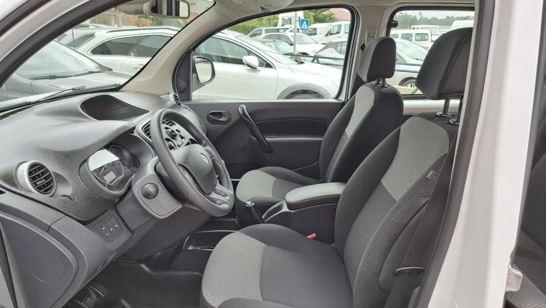 Renault TRAFIC L2H1 125CV 2019 - 19900 EUR, 106110 km - AUTO.MOTO.pt - 106110km - foto 2 de 24