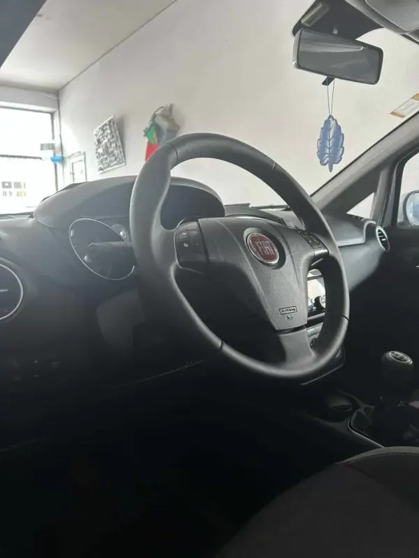 Fiat Punto 2012 - 7990 EUR, 201200 km - AUTO.MOTO.pt - 201200km - foto 4 de 12