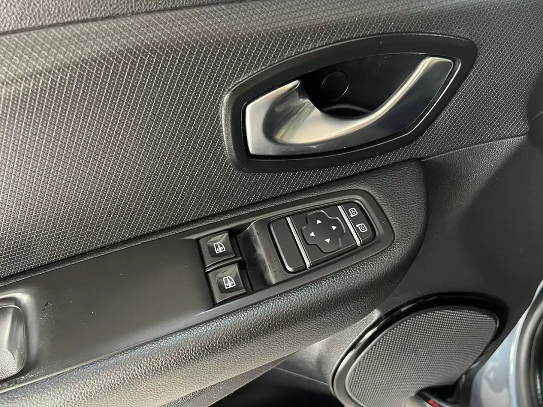 Renault Clio 2019 - 10800 EUR, 122674 km - AUTO.MOTO.pt - 122674km - foto 16 de 22