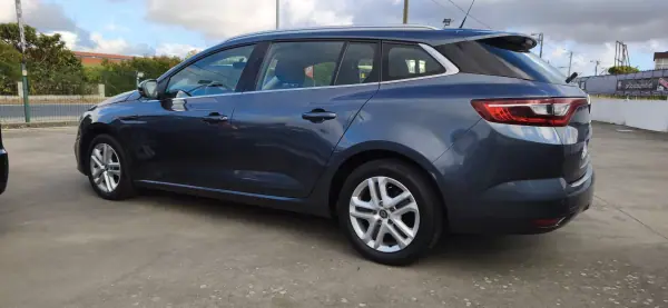 Renault Mégane Sport Tourer 2019 - 14990 EUR, 97355 km - AUTO.MOTO.pt - 97355km - foto 2 de 5