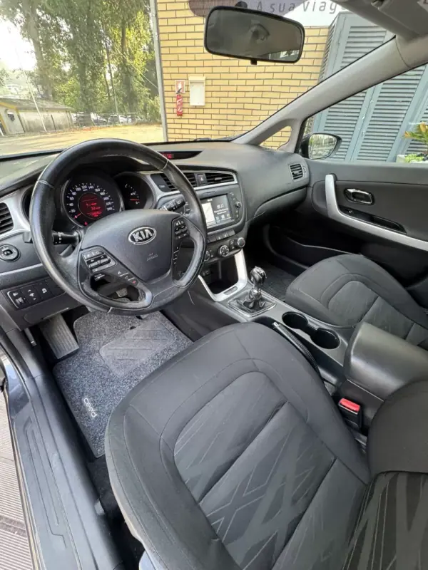 Kia Ceed 2018 - 12900 EUR, 118000 km - AUTO.MOTO.pt - 118000km - foto 6 de 10