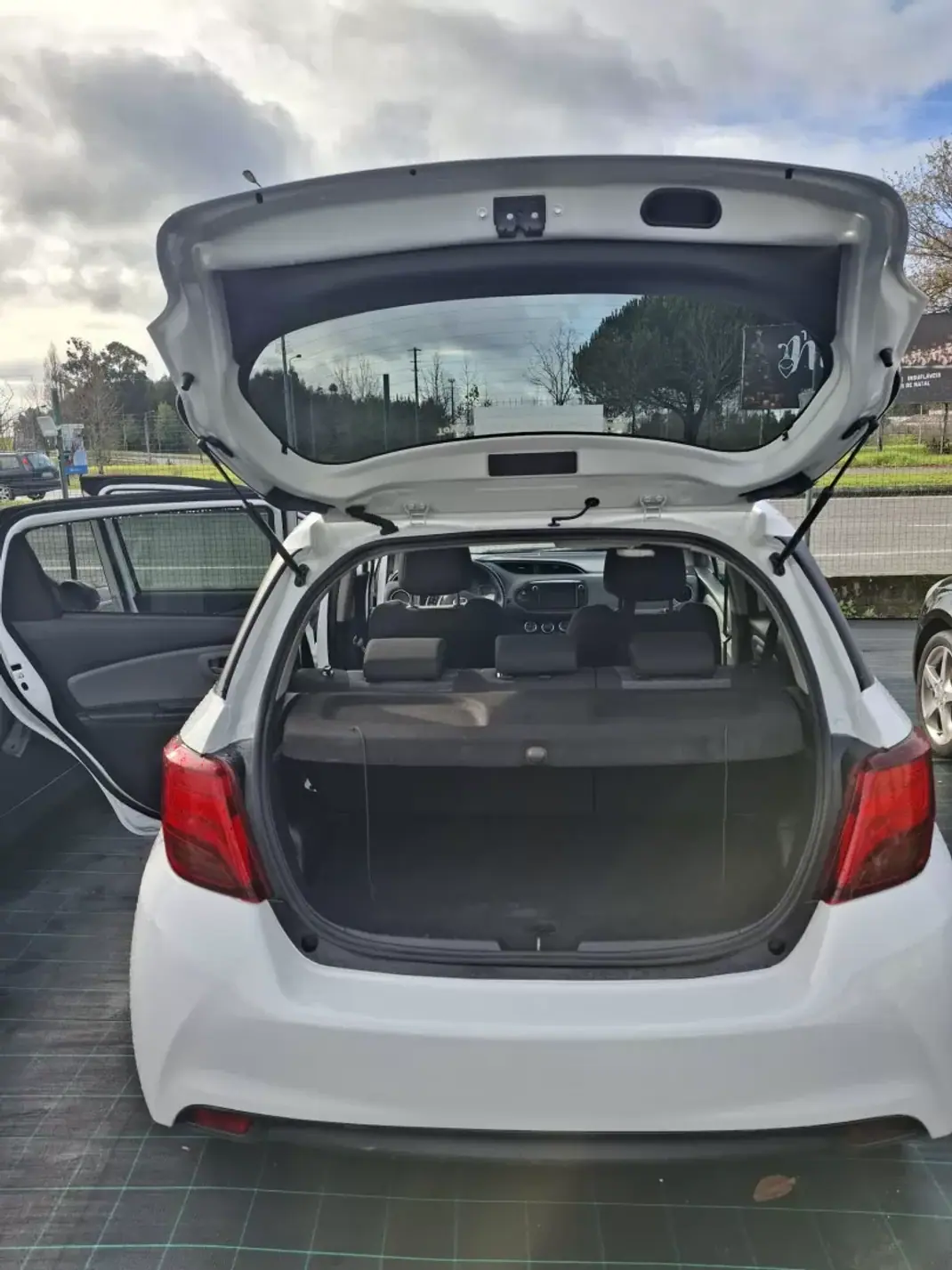 Toyota Yaris 2016 - 12950 EUR, 119678 km - AUTO.MOTO.pt - 119678km - foto 9 de 15