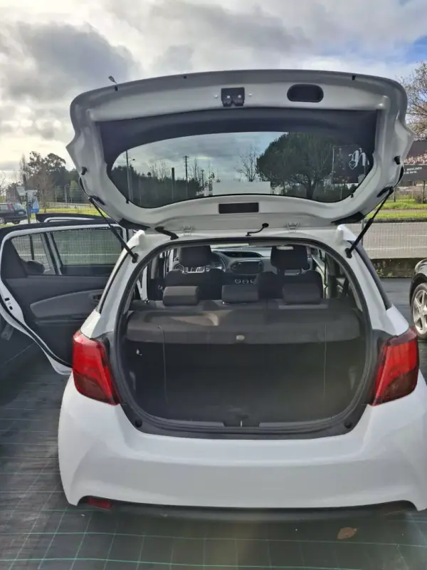 Toyota Yaris 2016 - 12950 EUR, 119678 km - AUTO.MOTO.pt - 119678km - foto 9 de 15
