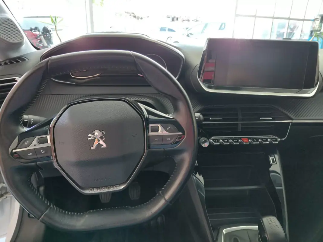Peugeot 208 2021 - 13900 EUR, 95000 km - AUTO.MOTO.pt - 95000km - foto 11 de 20