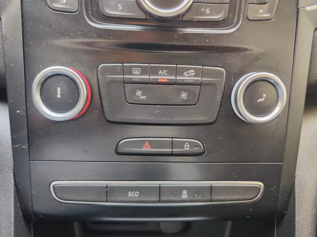 Renault Mégane 2016 - 8780 EUR, 252000 km - AUTO.MOTO.pt - 252000km - foto 33 de 36