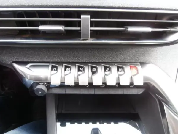 Peugeot 3008 2020 - 22500 EUR, 111358 km - AUTO.MOTO.pt - 111358km - foto 19 de 36