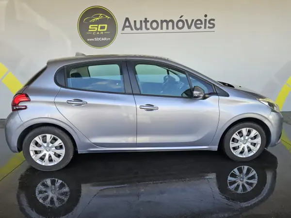 Peugeot 208 2019 - 11750 EUR, 180000 km - AUTO.MOTO.pt - 180000km - foto 3 de 10