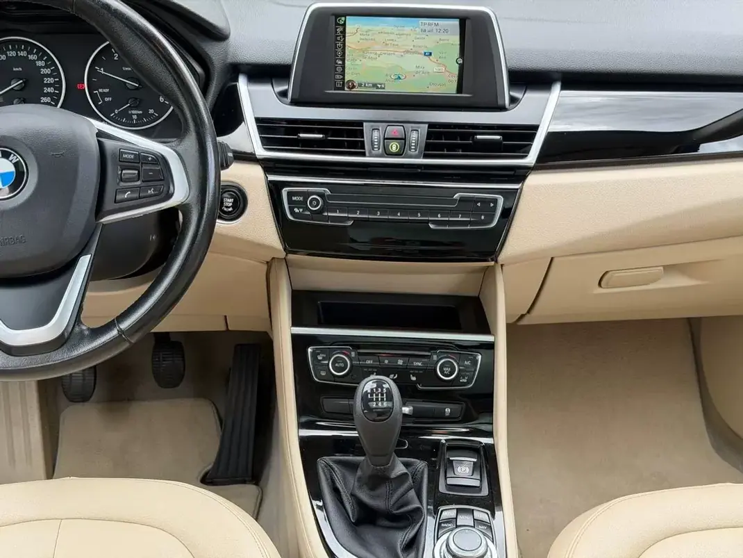 BMW 216 Active Tourer 2015 - 12900 EUR, 155761 km - AUTO.MOTO.pt - 155761km - foto 16 de 27