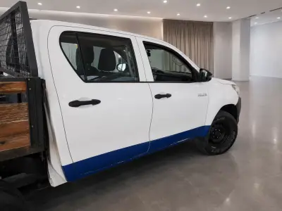Toyota Hilux 2018 - 24390 EUR, 140000 km - AUTO.MOTO.pt - 140000km - foto 3 de 6