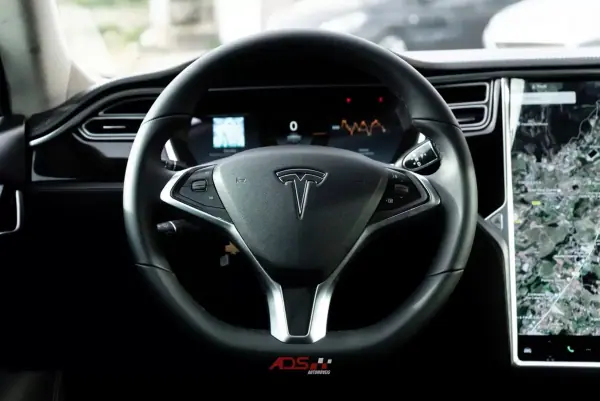 Tesla Model S 2014 - 22000 EUR, 251000 km - AUTO.MOTO.pt - 251000km - foto 13 de 22