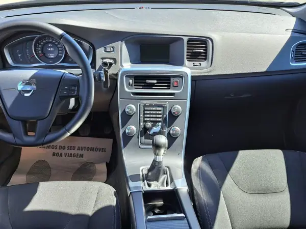 Volvo V60 2013 - 13900 EUR, 111000 km - AUTO.MOTO.pt - 111000km - foto 6 de 42