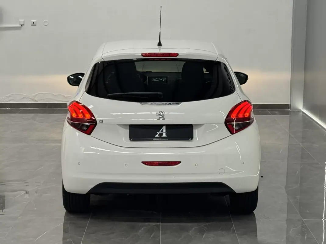 Peugeot 208 2019 - 12490 EUR, 105000 km - AUTO.MOTO.pt - 105000km - foto 6 de 6