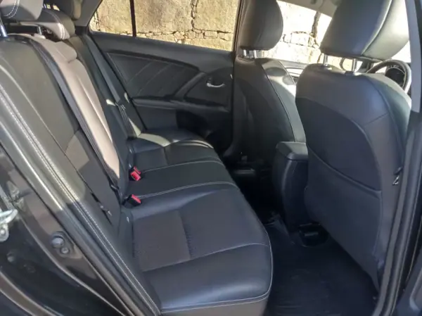 Toyota Avensis Touring Sports 2015 - 15490 EUR, 118500 km - AUTO.MOTO.pt - 118500km - foto 11 de 18