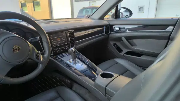 Porsche Panamera 2011 - 29900 EUR, 190000 km - AUTO.MOTO.pt - 190000km - foto 14 de 15