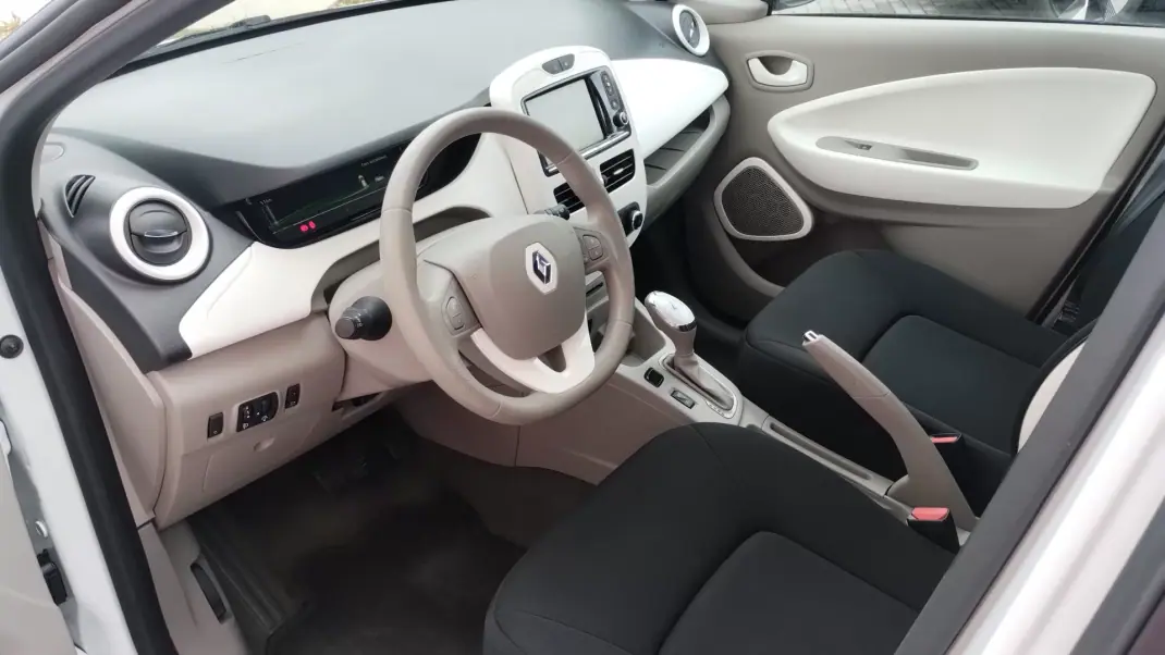 Renault Zoe 2019 - 12500 EUR, 70000 km - AUTO.MOTO.pt - 70000km - foto 9 de 28