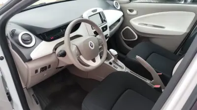 Renault Zoe 2019 - 12500 EUR, 70000 km - AUTO.MOTO.pt - 70000km - foto 9 de 28