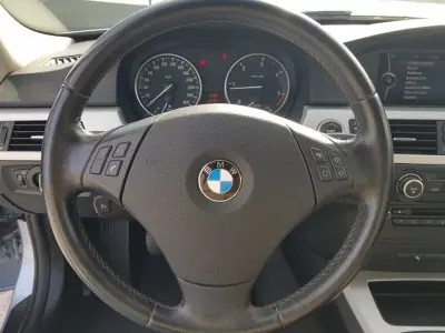 BMW 318 2011 - 10750 EUR, 300000 km - AUTO.MOTO.pt - 300000km - foto 30 de 42