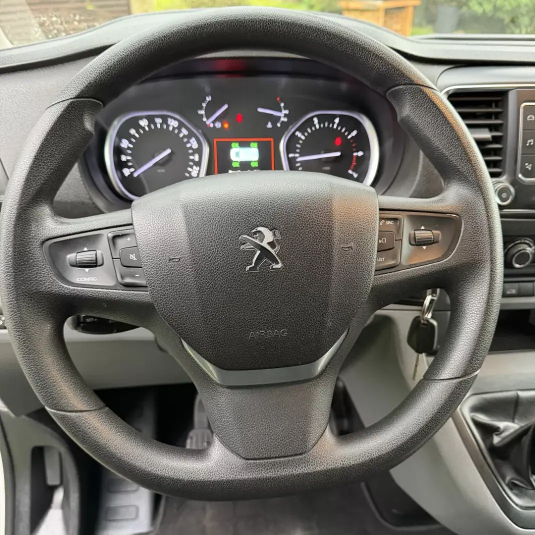 Peugeot Expert 2016 - 12990 EUR, 180000 km - AUTO.MOTO.pt - 180000km - foto 13 de 27