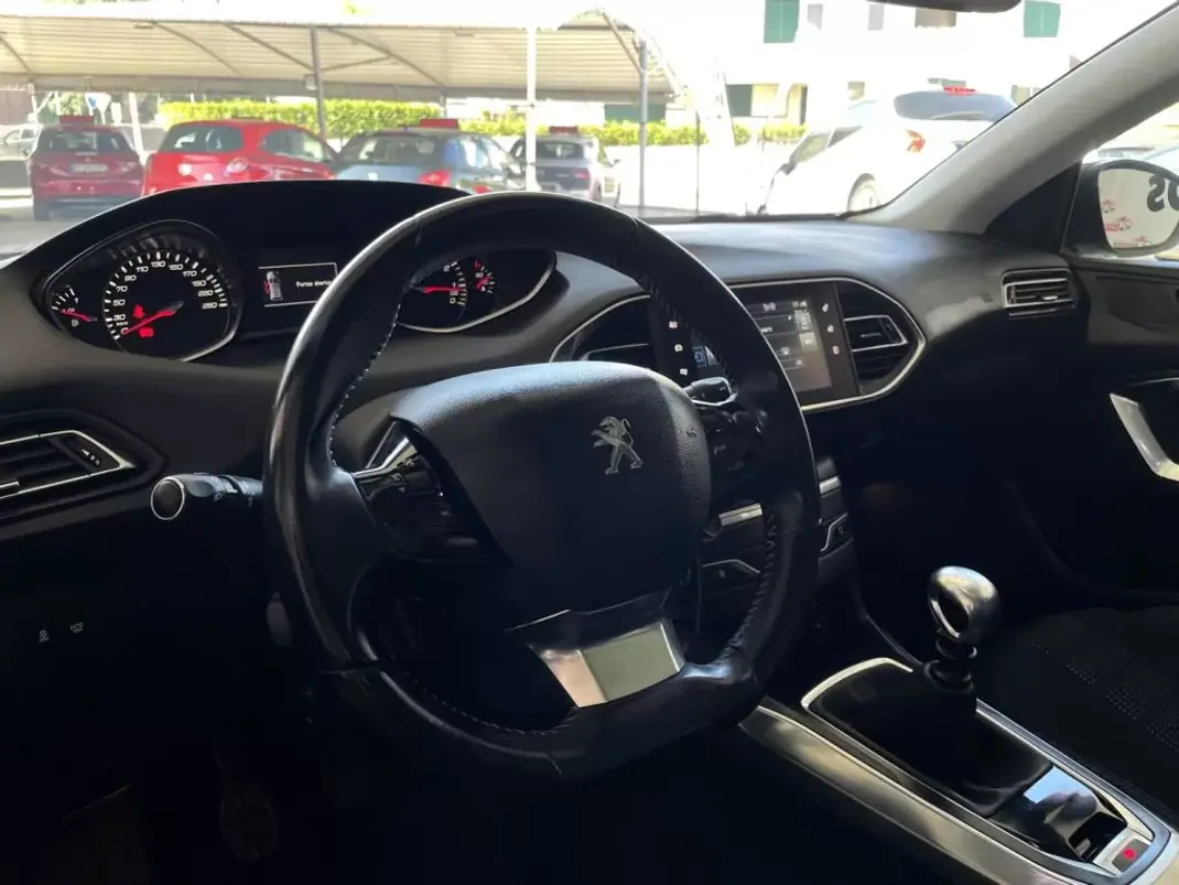 Peugeot 308 2015 - 12500 EUR, 144858 km - AUTO.MOTO.pt - 144858km - foto 36 de 73