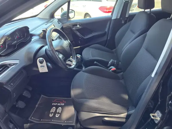 Peugeot 208 2018 - 9500 EUR, 92000 km - AUTO.MOTO.pt - 92000km - foto 8 de 16