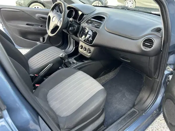 Fiat Punto 2018 - 8750 EUR, 84900 km - AUTO.MOTO.pt - 84900km - foto 9 de 11
