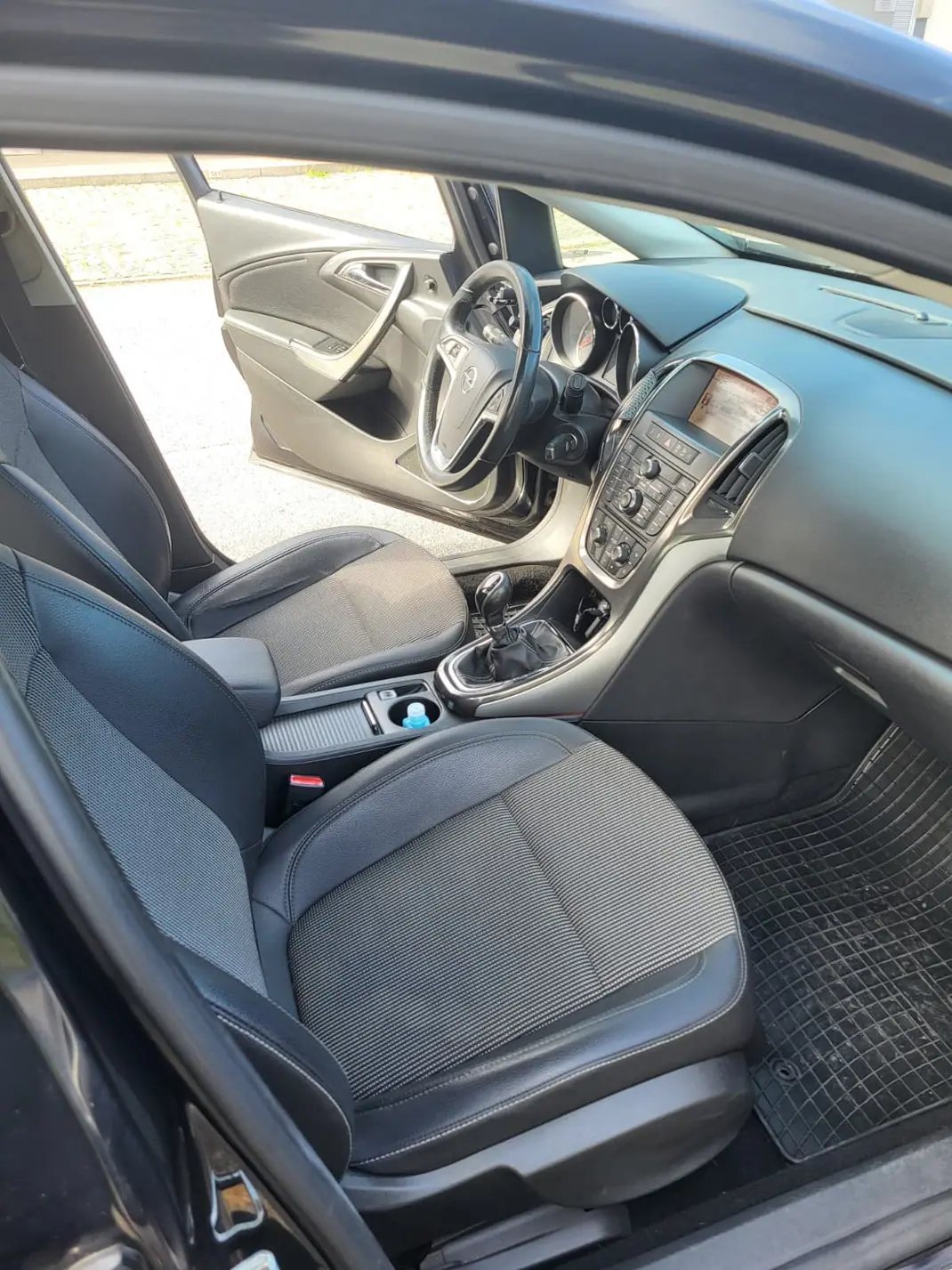Opel Astra Sports Tourer 2011 - 6599 EUR, 190000 km - AUTO.MOTO.pt - 190000km - foto 12 de 14