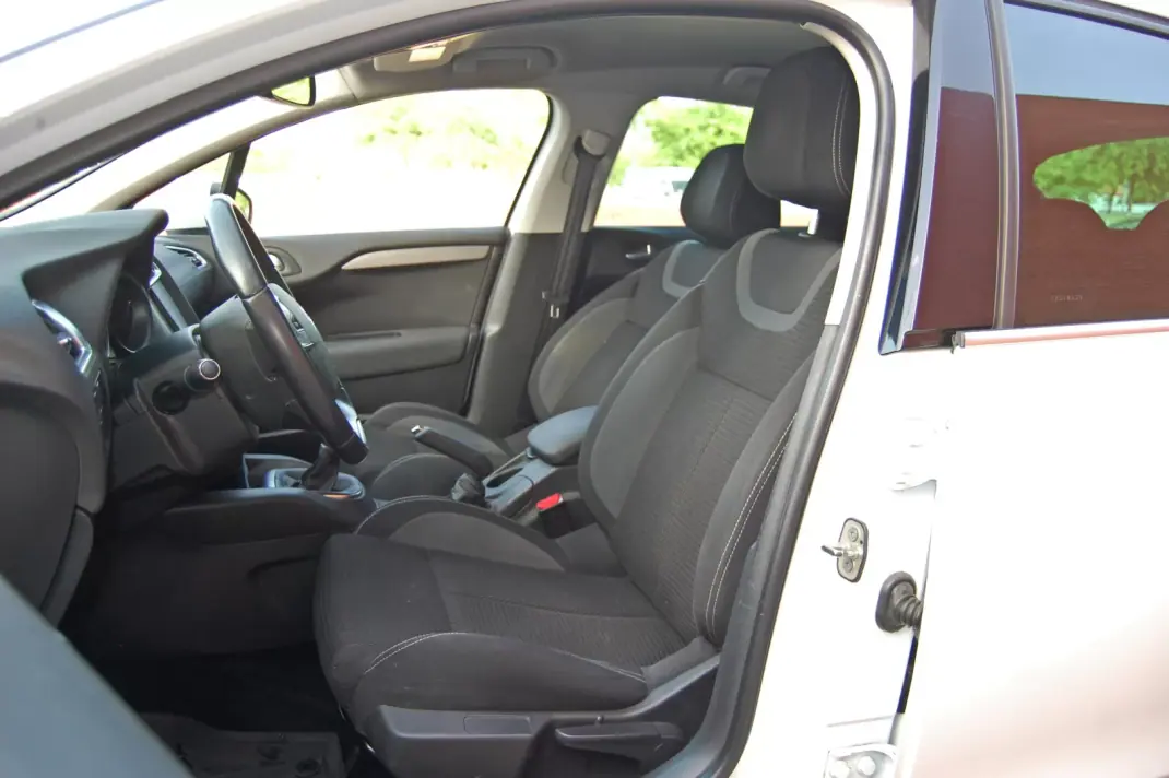 Citroën C4 2016 - 8990 EUR, 179000 km - AUTO.MOTO.pt - 179000km - foto 6 de 9