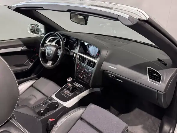Audi A5 Cabrio 2009 - 15900 EUR, 186000 km - AUTO.MOTO.pt - 186000km - foto 13 de 45
