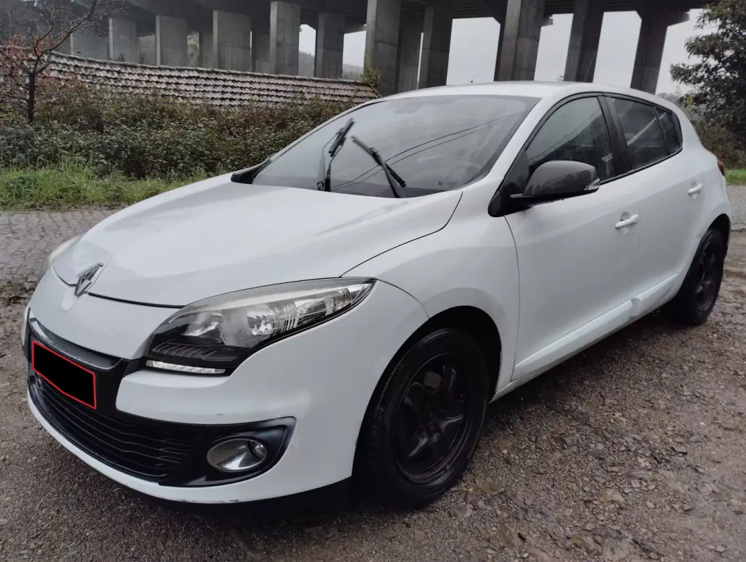 Renault Mégane 2013 - 3750 EUR, 320000 km - AUTO.MOTO.pt - 320000km - foto 1 de 27