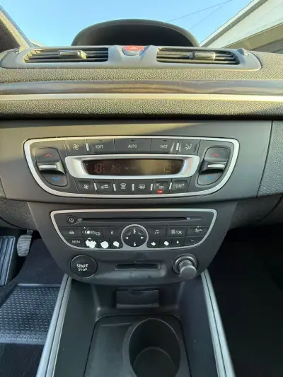Renault Mégane 2011 - 5750 EUR, 219739 km - AUTO.MOTO.pt - 219739km - foto 13 de 14