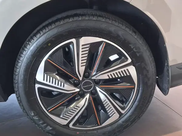 Forthing Friday EV 2025 - 42750 EUR, 13500 km - AUTO.MOTO.pt - 13500km - foto 8 de 33