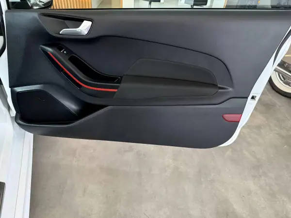 Ford Fiesta 2018 - 11000 EUR, 146800 km - AUTO.MOTO.pt - 146800km - foto 53 de 78