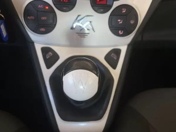 Ford KA 2015 - 7500 EUR, 121750 km - AUTO.MOTO.pt - 121750km - foto 29 de 45