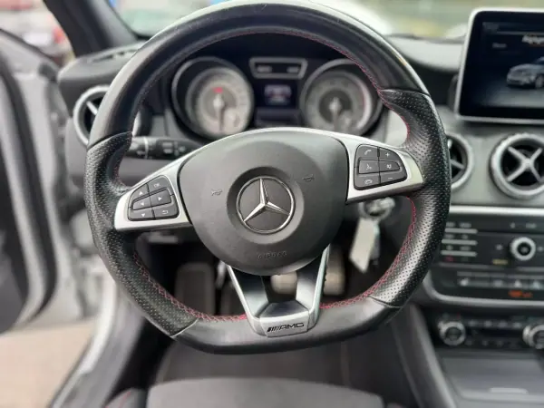 Mercedes-Benz GLA 180 2016 - 19990 EUR, 111718 km - AUTO.MOTO.pt - 111718km - foto 14 de 22