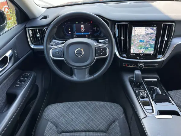 Volvo V60 2022 - 33990 EUR, 85300 km - AUTO.MOTO.pt - 85300km - foto 10 de 27