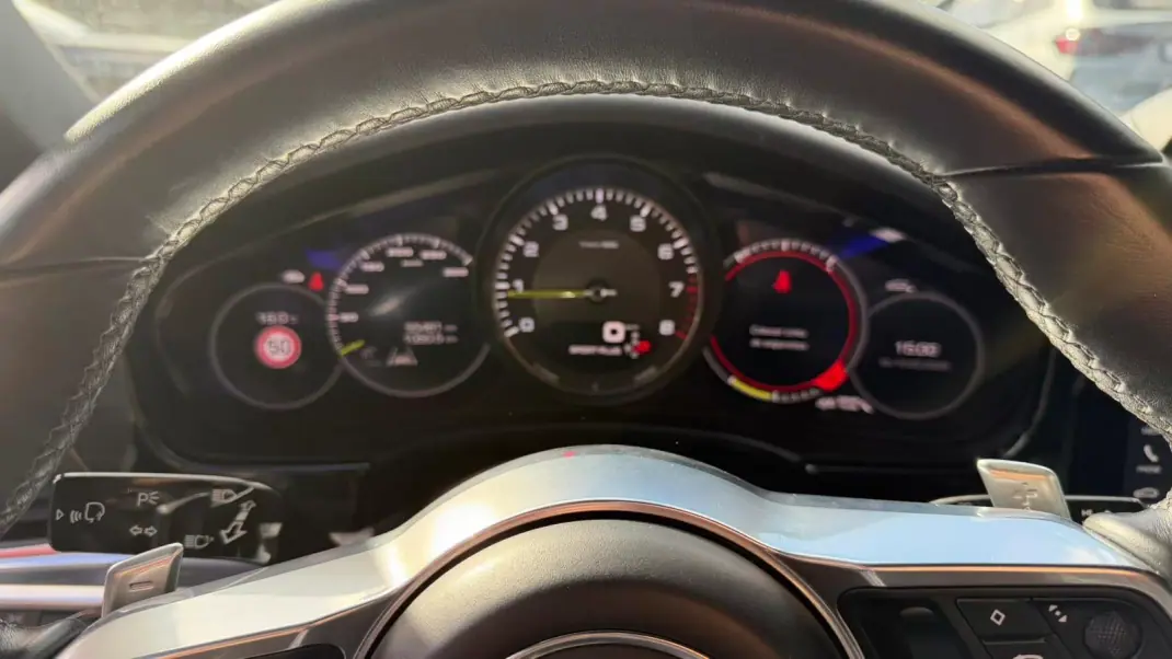 Porsche Panamera Sport Turismo 2018 - 72900 EUR, 99200 km - AUTO.MOTO.pt - 99200km - foto 9 de 16