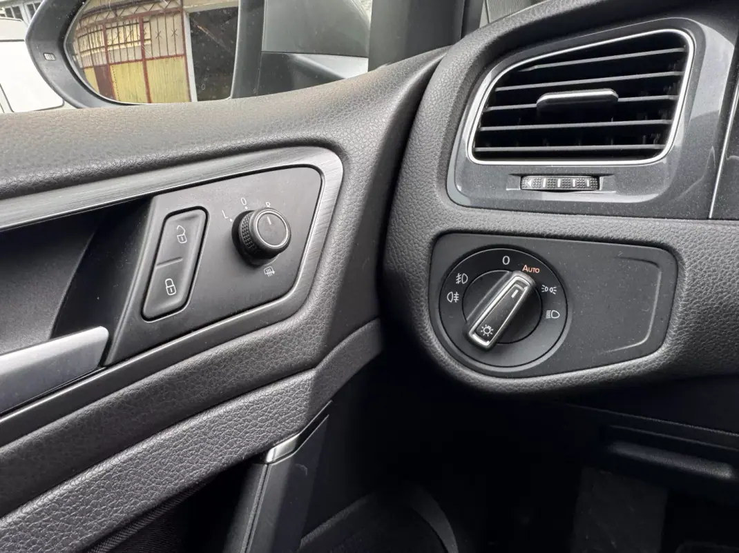 Volkswagen Golf Variant 2017 - 12900 EUR, 151000 km - AUTO.MOTO.pt - 151000km - foto 15 de 25