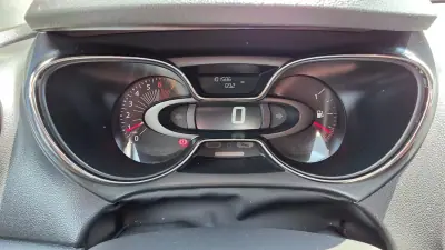 Renault Captur 2017 - 12990 EUR, 101000 km - AUTO.MOTO.pt - 101000km - foto 13 de 19