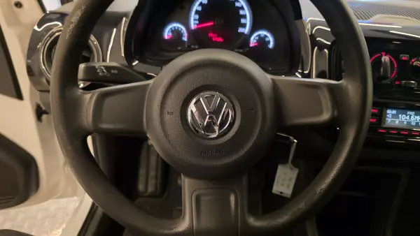 Volkswagen Cross Up! 2013 - 7750 EUR, 154338 km - AUTO.MOTO.pt - 154338km - foto 32 de 47