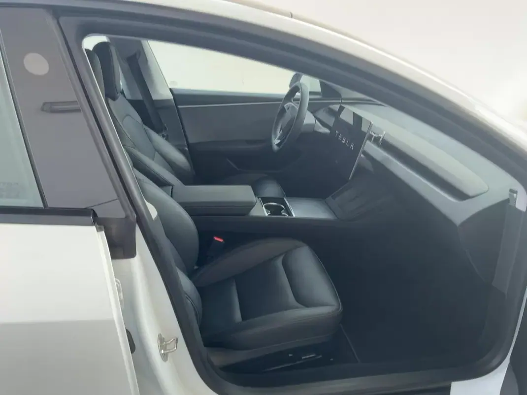 Tesla Model 3 2024 - 35400 EUR, 59015 km - 59015km - foto 5 de 5