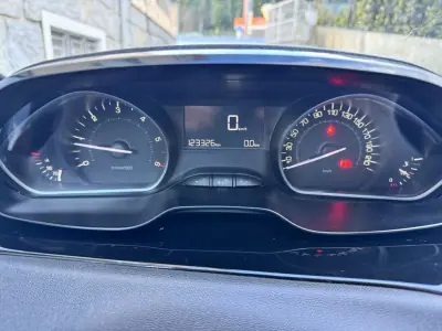 Peugeot 208 2018 - 11900 EUR, 123326 km - AUTO.MOTO.pt - 123326km - foto 10 de 25