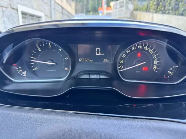Peugeot 208 2018 - 11750 EUR, 123326 km - AUTO.MOTO.pt - 123326km - foto 10 de 25