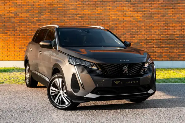 Peugeot 5008 1.2 PureTech Allure 2021 Gasolina — 99 800 km · Porto Peugeot 5008 2021