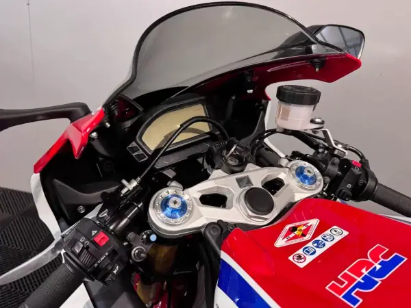 Honda CBR 1000RR 2015 - 14500 EUR, 33944 km - AUTO.MOTO.pt - 33944km - foto 2 de 21