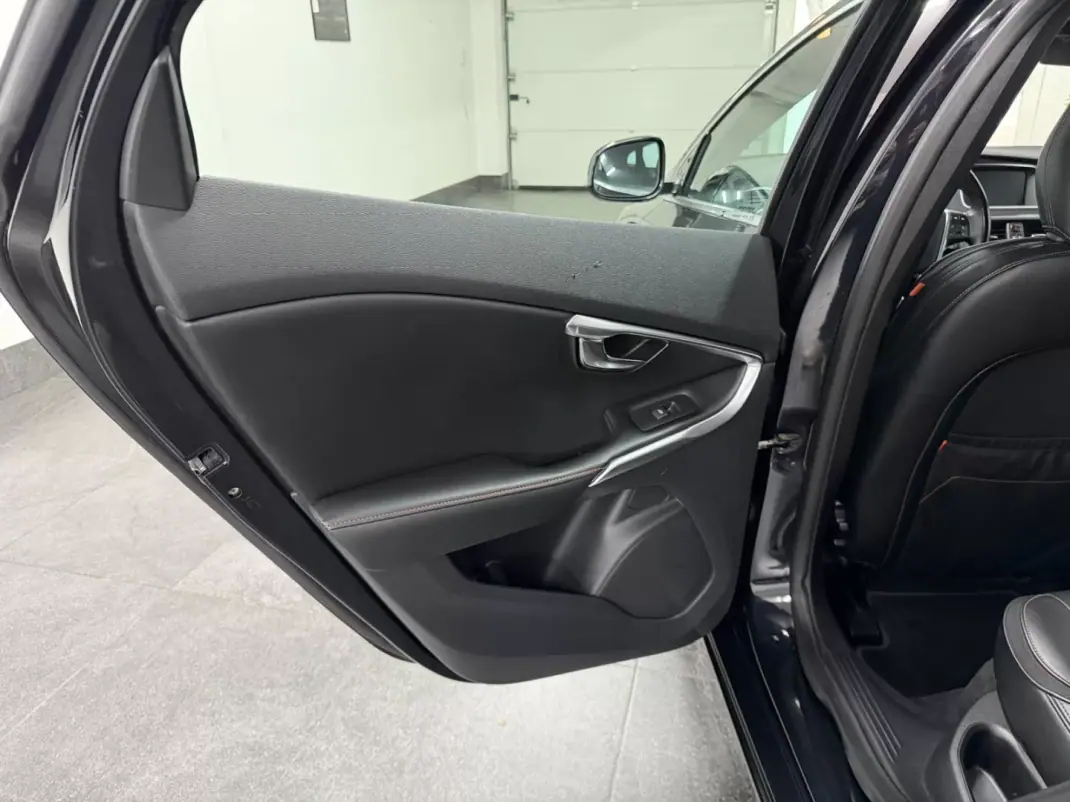Volvo V40 2015 - 11990 EUR, 151000 km - 151000km - foto 26 de 29