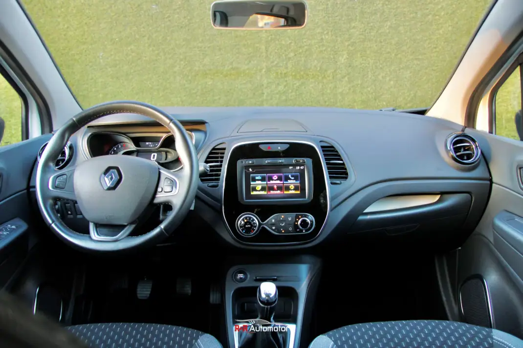 Renault Captur 2019 - 14800 EUR, 98000 km - AUTO.MOTO.pt - 98000km - foto 17 de 27