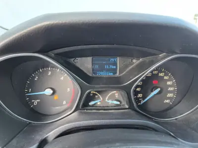 Ford Focus SW 2011 - 7800 EUR, 229551 km - AUTO.MOTO.pt - 229551km - foto 3 de 8
